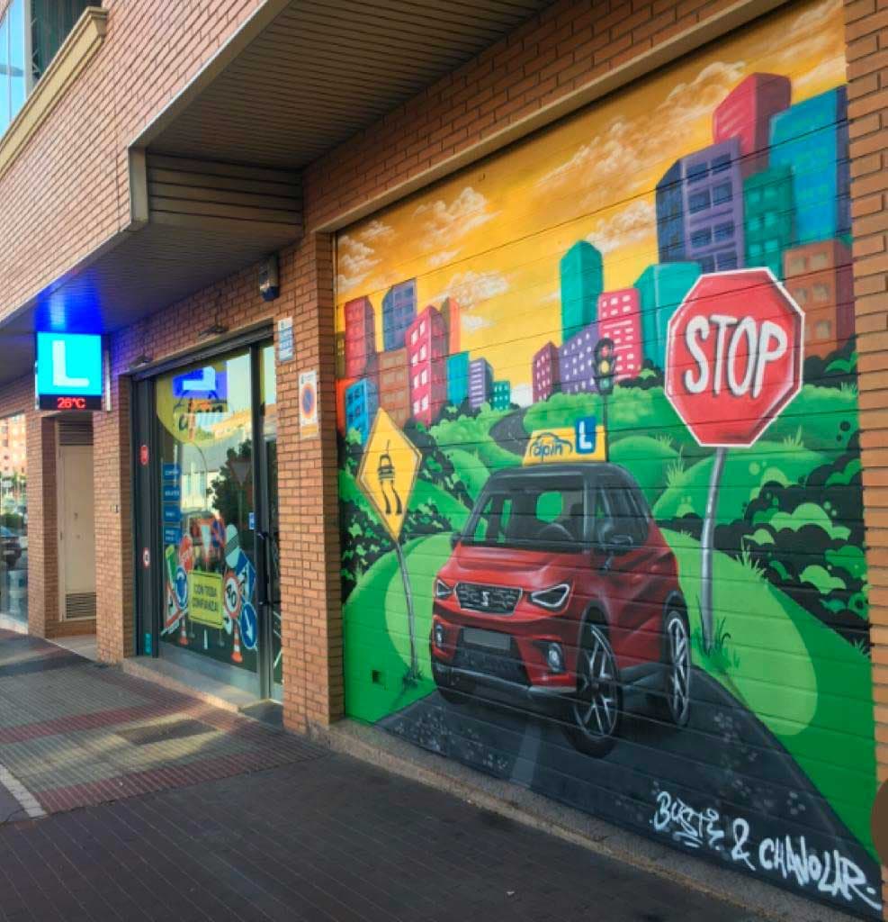 Fachada de Autoescuela DPIN Portillejo con mural