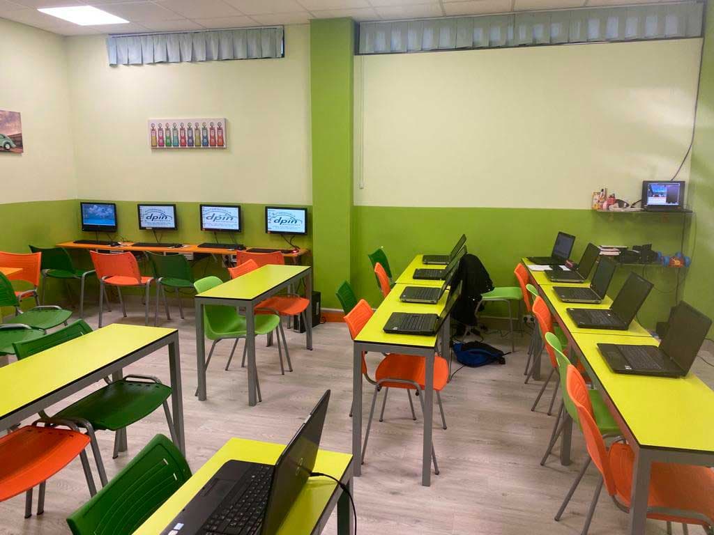 Aula teórica de Serradero con portátiles